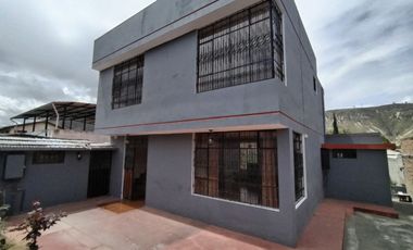 Casa en venta con habitación en planta baja y suite en la Mitad del Mundo