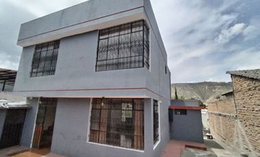 Casa en venta con habitación en planta baja y suite en la Mitad del Mundo