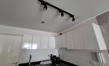 ALQUILO MODERNO DPTO AMOBLADO  1 DORMITORIO VISTA INTERNA C/COCHERA