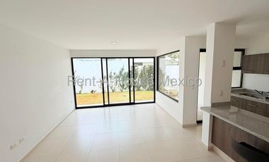 Rento casa en Zákia, ubicada en esquina, con terreno excedente 26-3305DT