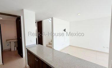 Rento casa en Zákia, ubicada en esquina, con terreno excedente 26-3305DT