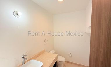 Rento casa en Zákia, ubicada en esquina, con terreno excedente 26-3305DT