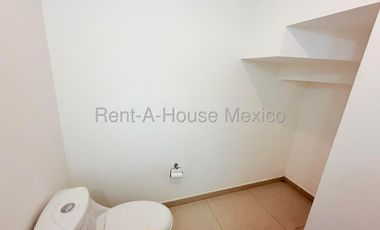 Rento casa en Zákia, ubicada en esquina, con terreno excedente 26-3305DT