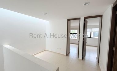 Rento casa en Zákia, ubicada en esquina, con terreno excedente 26-3305DT