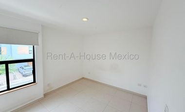 Rento casa en Zákia, ubicada en esquina, con terreno excedente 26-3305DT