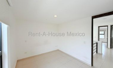 Rento casa en Zákia, ubicada en esquina, con terreno excedente 26-3305DT