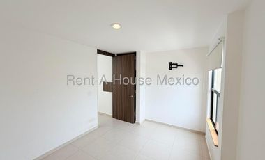 Rento casa en Zákia, ubicada en esquina, con terreno excedente 26-3305DT