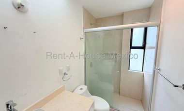 Rento casa en Zákia, ubicada en esquina, con terreno excedente 26-3305DT