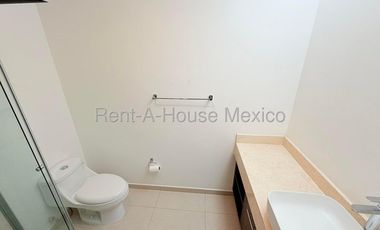 Rento casa en Zákia, ubicada en esquina, con terreno excedente 26-3305DT