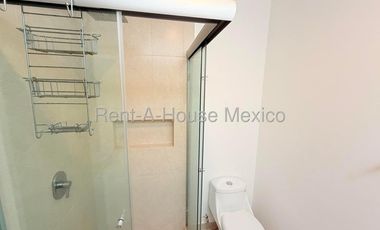 Rento casa en Zákia, ubicada en esquina, con terreno excedente 26-3305DT