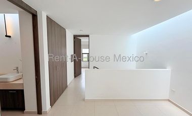 Rento casa en Zákia, ubicada en esquina, con terreno excedente 26-3305DT