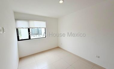 Rento casa en Zákia, ubicada en esquina, con terreno excedente 26-3305DT
