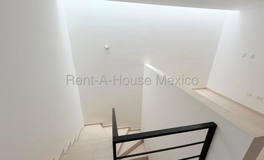 Rento casa en Zákia, ubicada en esquina, con terreno excedente 26-3305DT