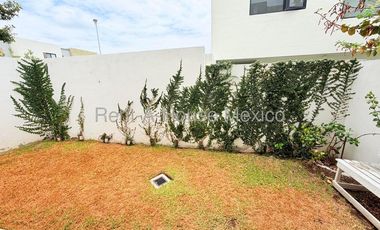 Rento casa en Zákia, ubicada en esquina, con terreno excedente 26-3305DT