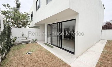 Rento casa en Zákia, ubicada en esquina, con terreno excedente 26-3305DT