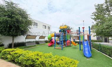 Rento casa en Zákia, ubicada en esquina, con terreno excedente 26-3305DT
