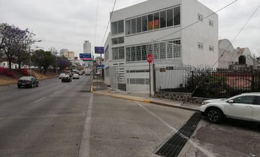 OFICINAS NUEVAS 100 M2, CORREDOR COMERCIAL, EN ESQUINA COL. LA PAZ FRENTE A ESTACION DE METROBÚS Y COMERCIOS