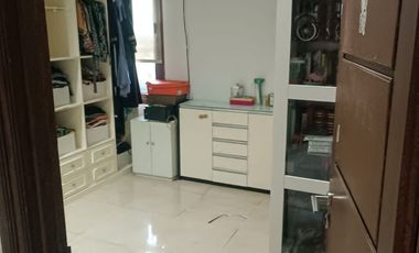 Rumah 3 Lantai dengan Private Pool di Kemang Pratama Bekasi