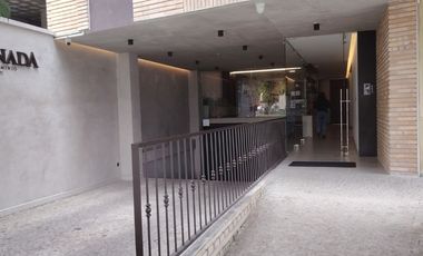 En Venta local comercial con vista al río Tomebamba en el Centro HIstórico de Cuenca, frente al Parque de la Madre