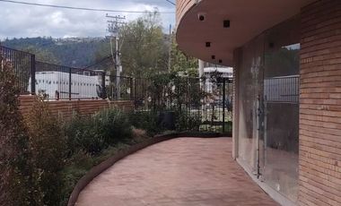 En Venta local comercial con vista al río Tomebamba en el Centro HIstórico de Cuenca, frente al Parque de la Madre