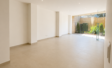 En Venta local comercial con vista al río Tomebamba en el Centro HIstórico de Cuenca, frente al Parque de la Madre
