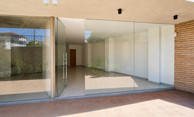 En Venta local comercial con vista al río Tomebamba en el Centro HIstórico de Cuenca, frente al Parque de la Madre