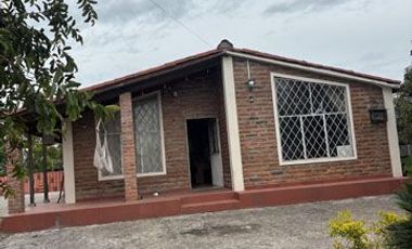 Venta de casa de campo con terreno de 3158 m2 en Chaltura