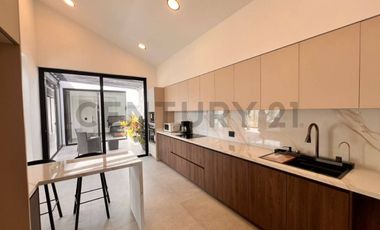 CASA DE UN PISO DE VENTA EN CUMBAYA