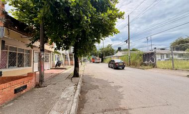 Casa con plancha central con garaje en el Topacio cerca Avenida con Gran Potencial de Rentabilidad