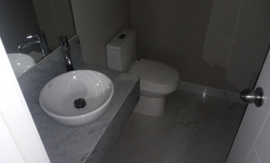 En venta exclusivo departamento en el 5to piso + estacionamiento en Urb. Lima Polo and Hunt Club, Surco.