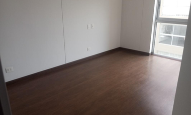 En venta exclusivo departamento en el 5to piso + estacionamiento en Urb. Lima Polo and Hunt Club, Surco.