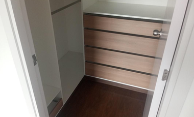 En venta exclusivo departamento en el 5to piso + estacionamiento en Urb. Lima Polo and Hunt Club, Surco.