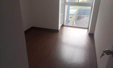 En venta exclusivo departamento en el 5to piso + estacionamiento en Urb. Lima Polo and Hunt Club, Surco.