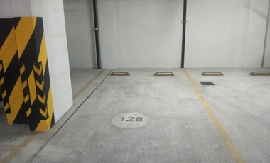 En venta exclusivo departamento en el 5to piso + estacionamiento en Urb. Lima Polo and Hunt Club, Surco.
