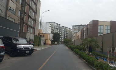 En venta exclusivo departamento en el 5to piso + estacionamiento en Urb. Lima Polo and Hunt Club, Surco.