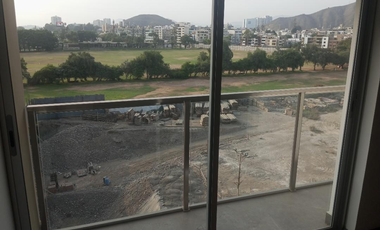 En venta exclusivo departamento en el 6to piso + estacionamiento en Urb. Lima Polo and Hunt Club, Surco.