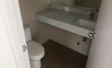 En venta exclusivo departamento en el 6to piso + estacionamiento en Urb. Lima Polo and Hunt Club, Surco.