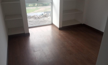 En venta exclusivo departamento en el 6to piso + estacionamiento en Urb. Lima Polo and Hunt Club, Surco.