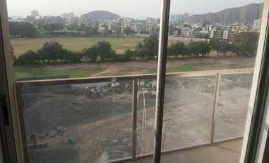 En venta exclusivo departamento en el 7mo piso + estacionamiento en Urb. Lima Polo and Hunt Club, Surco.