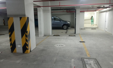 En venta exclusivo departamento en el 7mo piso + estacionamiento en Urb. Lima Polo and Hunt Club, Surco.