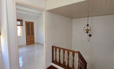 Se arrienda acogedora casa de estilo tradicional y arquitectura antigua, ubicada en una de las mejores zonas urbanas de Chía. Su ubicación estratégica