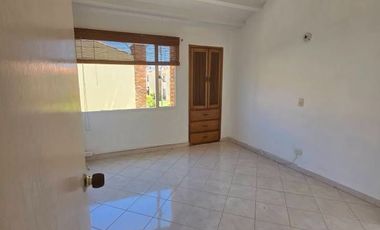 Se arrienda acogedora casa de estilo tradicional y arquitectura antigua, ubicada en una de las mejores zonas urbanas de Chía. Su ubicación estratégica