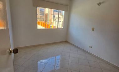 Se arrienda acogedora casa de estilo tradicional y arquitectura antigua, ubicada en una de las mejores zonas urbanas de Chía. Su ubicación estratégica