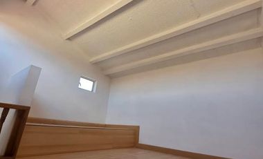 Se arrienda acogedora casa de estilo tradicional y arquitectura antigua, ubicada en una de las mejores zonas urbanas de Chía. Su ubicación estratégica
