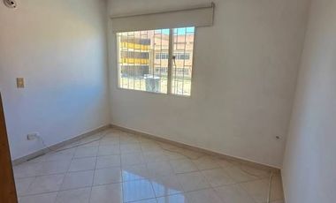Se arrienda acogedora casa de estilo tradicional y arquitectura antigua, ubicada en una de las mejores zonas urbanas de Chía. Su ubicación estratégica