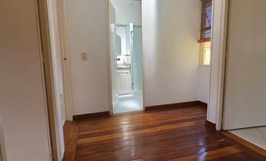 Se arrienda acogedora casa de estilo tradicional y arquitectura antigua, ubicada en una de las mejores zonas urbanas de Chía. Su ubicación estratégica