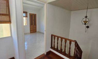 Se arrienda acogedora casa de estilo tradicional y arquitectura antigua, ubicada en una de las mejores zonas urbanas de Chía. Su ubicación estratégica