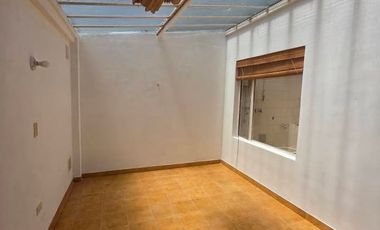 Se arrienda acogedora casa de estilo tradicional y arquitectura antigua, ubicada en una de las mejores zonas urbanas de Chía. Su ubicación estratégica