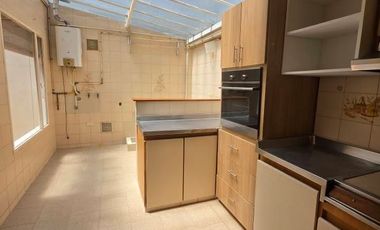 Se arrienda acogedora casa de estilo tradicional y arquitectura antigua, ubicada en una de las mejores zonas urbanas de Chía. Su ubicación estratégica