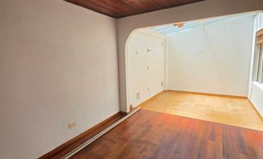 Se arrienda acogedora casa de estilo tradicional y arquitectura antigua, ubicada en una de las mejores zonas urbanas de Chía. Su ubicación estratégica